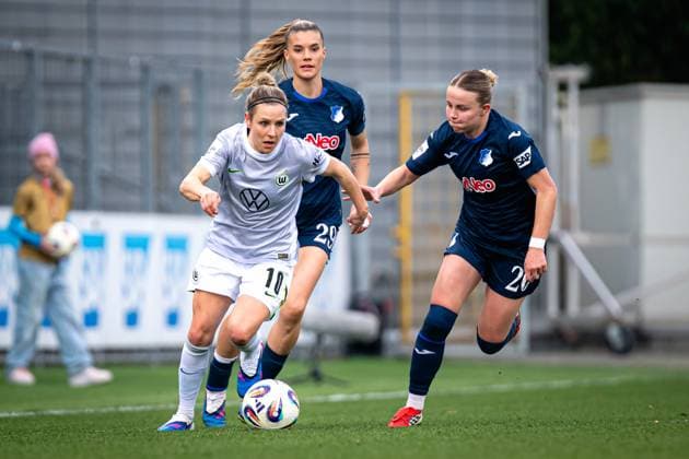 Svenja Huth (10; VFL Wolfsburg) mit Ball, während Laura Gloning (20; TSG Hoffenheim) und Selina Cerci (29; TSG Hoffenheim) verteidigen GPFBL: TSG Hoffenheim - VfL Wolfsburg Copyright: xSpeedshotx