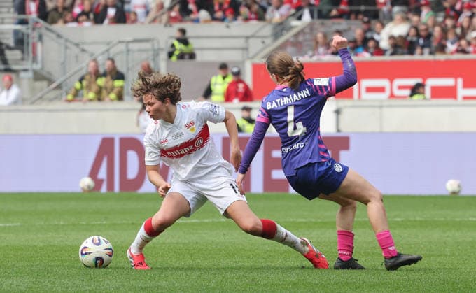Stuttgart , Fußball Frauen 2. Bundesliga , VfB Stuttgart vs. 1. FSV Mainz 05 , von links: Rosa Rückert ( VfB ) Kara Bathmann ( Mainz )