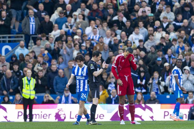 Football - FA Premier League - Brighton & Hove Albion FC v Liverpool FC BRIGHTON & HOVE, ENGLAND - Saturday, March 21, 2026: Liverpool s captain Virgil van Dijk (R) waits with referee Darren England during a VAR check for an offside but goal was given during the FA Premier League match between Brighton & Hove Albion FC and Liverpool FC at the AMEX Community Stadium. (Photo by David Rawcliffe Propaganda) BRIGHTON & HOVE AMEX Community Stadium SUSSEX ENGLAND  Copyright: xDavidxRawcliffex P2026-03-21-Brighton_Liverpool-96