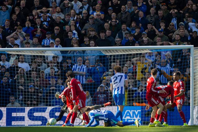 Football - FA Premier League - Brighton & Hove Albion FC v Liverpool FC BRIGHTON & HOVE, ENGLAND - Saturday, March 21, 2026: Liverpool s Curtis Jones blocks a shot on goal during the FA Premier League match between Brighton & Hove Albion FC and Liverpool FC at the AMEX Community Stadium. (Photo by David Rawcliffe Propaganda) BRIGHTON & HOVE AMEX Community Stadium SUSSEX ENGLAND  Copyright: xDavidxRawcliffex P2026-03-21-Brighton_Liverpool-103