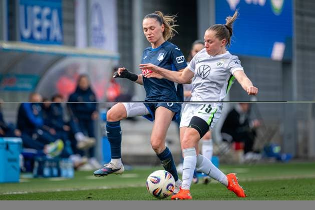 Jill Janssens (9; TSG Hoffenheim) im Zweikampf mit Janou Levels (15; VFL Wolfsburg) im Fokus GPFBL: TSG Hoffenheim - VfL Wolfsburg Copyright: xSpeedshotx