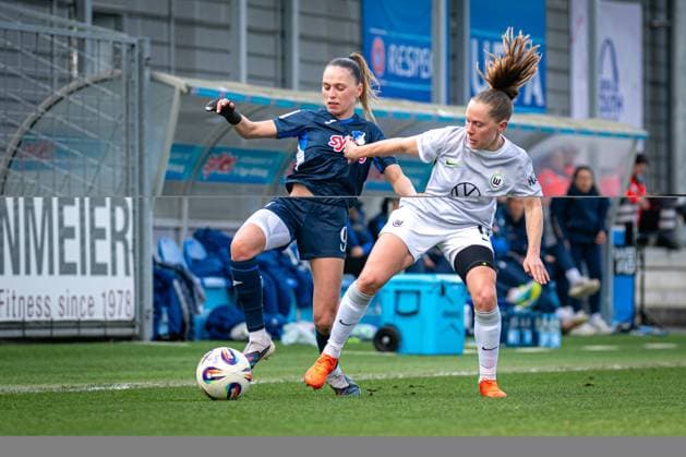 Jill Janssens (9; TSG Hoffenheim) im Zweikampf mit Janou Levels (15; VFL Wolfsburg) GPFBL: TSG Hoffenheim - VfL Wolfsburg Copyright: xSpeedshotx