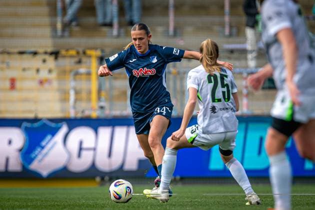 Svenja Vöhringer (34; TSG Hoffenheim) im Zweikampf mit Vivien Endemann (25; VFL Wolfsburg) GPFBL: TSG Hoffenheim - VfL Wolfsburg Copyright: xSpeedshotx