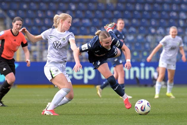 Laura Gloning (TSG 1899 Hoffenheim, 20) am mit Ball im Zweikampf mit Justine Kielland (VfL Wolfsburg, 18) GER, TSG 1899 Hoffenheim vs. VfL Wolfsburg, Fussball, Google Pixel Frauen-Bundesliga, Saison 2025 2026, 21.03.2026 DFB DFL regulations prohibit any use of photographs as image sequences and or quasi-video GER, TSG 1899 Hoffenheim vs. VfL Wolfsburg, Fussball, Google Pixel Frauen-Bundesliga, Saison 2025 2026, 21.03.2026 Hoffenheim Copyright: xEibner-Pressefoto TobiasxBaurx EP_TBR
