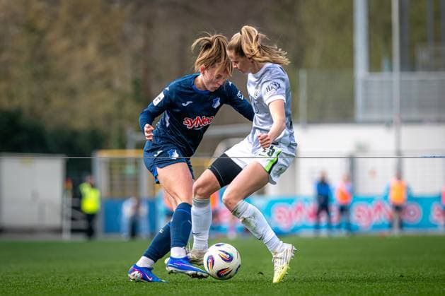 Valesca Ampoorter (18; TSG Hoffenheim) im Kopfballduell mit einer Spielerin von VFL Wolfsburg GPFBL: TSG Hoffenheim - VfL Wolfsburg Copyright: xSpeedshotx