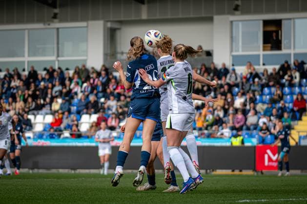 Selina Cerci (29; TSG Hoffenheim), Justine Kielland (18; VFL Wolfsburg) und Janina Minge (6; VFL Wolfsburg) kämpfen um den Ball in der Luft GPFBL: TSG Hoffenheim - VfL Wolfsburg Copyright: xSpeedshotx
