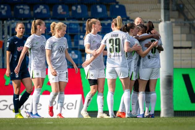 Linnea Saelen (41; VFL Wolfsburg) umarmt Teamkolleginnen, während Vivien Endemann (25; VFL Wolfsburg), Janina Minge (6; VFL Wolfsburg) und Justine Kielland (18; VFL Wolfsburg) gemeinsam jubeln GPFBL: TSG Hoffenheim - VfL Wolfsburg Copyright: xSpeedshotx