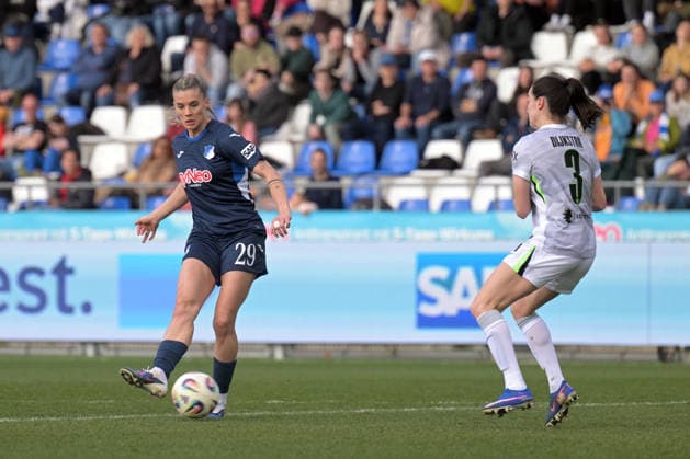 Selina Cercil (TSG 1899 Hoffenheim, 29) am mit Ball im Zweikampf mit Caitlin Dijkstra (VfL Wolfsburg, 03) GER, TSG 1899 Hoffenheim vs. VfL Wolfsburg, Fussball, Google Pixel Frauen-Bundesliga, Saison 2025 2026, 21.03.2026 DFB DFL regulations prohibit any use of photographs as image sequences and or quasi-video GER, TSG 1899 Hoffenheim vs. VfL Wolfsburg, Fussball, Google Pixel Frauen-Bundesliga, Saison 2025 2026, 21.03.2026 Hoffenheim Copyright: xEibner-Pressefoto TobiasxBaurx EP_TBR