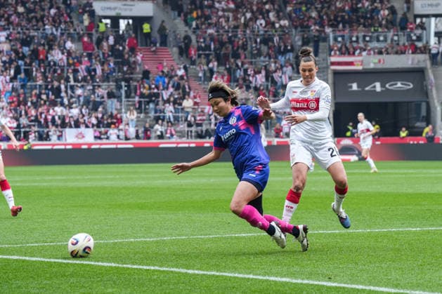 Nicole Billa (VfB Stuttgart, 26) kommt zu spät im Zweikampf mit Suguri Hashitani (1. FSV Mainz 05, 25), GER, VfB Stuttgart vs. 1. FSV Mainz 05, Fussball, Frauen, 2. Bundesliga, 20. Spieltag, Saison 2025 2026, 21.03.2026, GER, VfB Stuttgart vs. 1. FSV Mainz 05, Fussball, Frauen, 2. Bundesliga, 20. Spieltag, Saison 2025 2026, 21.03.2026 Stuttgart Copyright: xEibner-Pressefoto ChristianxLangx EP_CLG