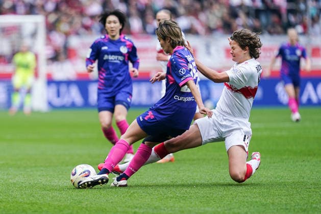 Rosa Rueckert (VfB Stuttgart, 11) kommt im Zweikampf mit Suguri Hashitani (1. FSV Mainz 05, 25) zu spaet, GER, VfB Stuttgart vs. 1. FSV Mainz 05, Fussball, Frauen, 2. Bundesliga, 20. Spieltag, Saison 2025 2026, 21.03.2026, GER, VfB Stuttgart vs. 1. FSV Mainz 05, Fussball, Frauen, 2. Bundesliga, 20. Spieltag, Saison 2025 2026, 21.03.2026 Stuttgart Copyright: xEibner-Pressefoto ChristianxLangx EP_CLG