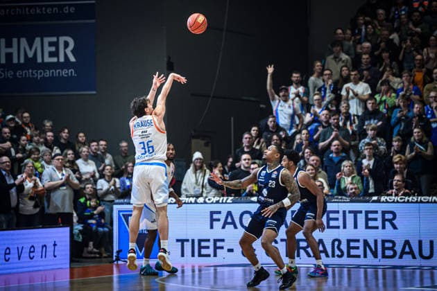 easycredit BBL Basketball Bundesliga 2025 2026 25. Spieltag 21.03.2026 Science City Jena vs SYNTAINICS MBC v.li. Kristofer Krause (Jena) mit dem 3er Wurf gegen Charles Callison (MBC) Sparkassen Arena