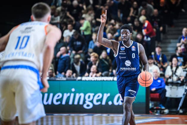 easycredit BBL Basketball Bundesliga 2025 2026 25. Spieltag 21.03.2026 Science City Jena vs SYNTAINICS MBC Khyri Thomas (MBC) zeigt einen Spielzug an Sparkassen Arena