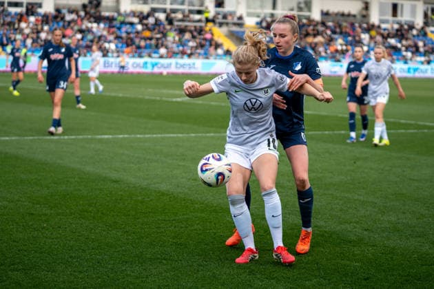 Google Pixel Frauen-Bundesliga: TSG Hoffenheim vs VfL Wolfsburg, Dietmar-Hopp-Stadion, 21.03.2026 Zweikampf zwischen Justine Kielland (VfL Wolfsburg Frauen, 18) und Vanessa Diehm (TSG Hoffenheim Frauen, 6) Google Pixel Frauen-Bundesliga: TSG Hoffenheim vs VfL Wolfsburg, Dietmar-Hopp-Stadion, 21.03.2026 DFB DFL REGULATIONS PROHIBIT ANY USE OF PHOTOGRAPHS AS IMAGE SEQUENCES AND OR QUASI-VIDEO. Copyright: xBEAUTILUSxSPORTS Hillx