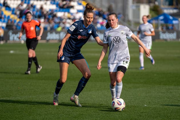 Google Pixel Frauen-Bundesliga: TSG Hoffenheim vs VfL Wolfsburg, Dietmar-Hopp-Stadion, 21.03.2026 Zweikampf zwischen Lisa Doorn (TSG Hoffenheim Frauen, 14) und Svenja Huth (VfL Wolfsburg Frauen, 10) Google Pixel Frauen-Bundesliga: TSG Hoffenheim vs VfL Wolfsburg, Dietmar-Hopp-Stadion, 21.03.2026 DFB DFL REGULATIONS PROHIBIT ANY USE OF PHOTOGRAPHS AS IMAGE SEQUENCES AND OR QUASI-VIDEO. Copyright: xBEAUTILUSxSPORTS Hillx