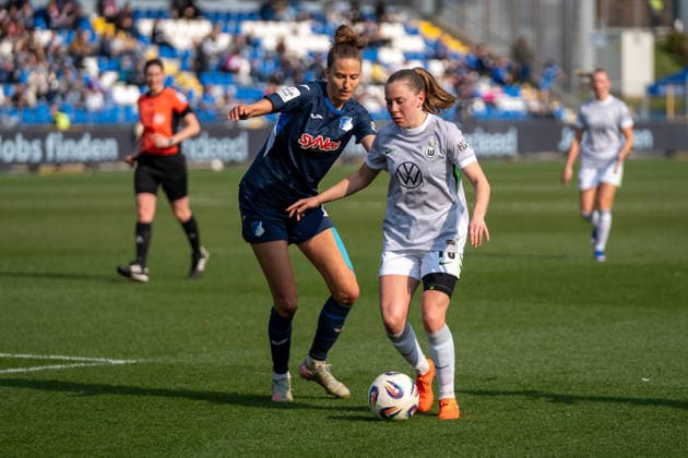 Google Pixel Frauen-Bundesliga: TSG Hoffenheim vs VfL Wolfsburg, Dietmar-Hopp-Stadion, 21.03.2026 Zweikampf zwischen Lisa Doorn (TSG Hoffenheim Frauen, 14) und Svenja Huth (VfL Wolfsburg Frauen, 10) Google Pixel Frauen-Bundesliga: TSG Hoffenheim vs VfL Wolfsburg, Dietmar-Hopp-Stadion, 21.03.2026 DFB DFL REGULATIONS PROHIBIT ANY USE OF PHOTOGRAPHS AS IMAGE SEQUENCES AND OR QUASI-VIDEO. Copyright: xBEAUTILUSxSPORTS Hillx