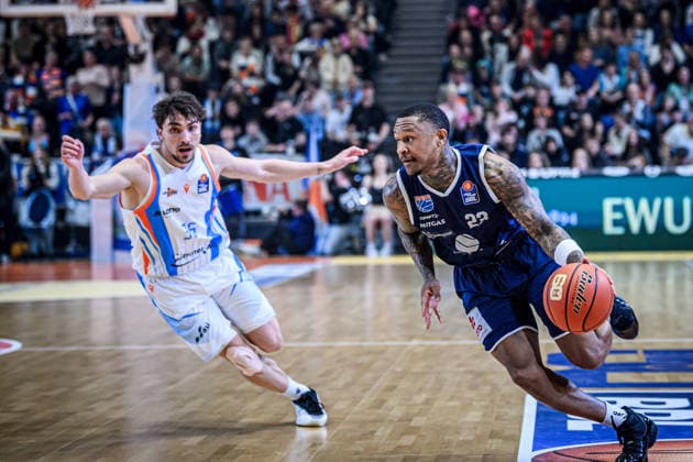easycredit BBL Basketball Bundesliga 2025 2026 25. Spieltag 21.03.2026 Science City Jena vs SYNTAINICS MBC v.re. Charles Callison (MBC) zieht mit Ball an Kristofer Krause (Jena) vorbei Sparkassen Arena