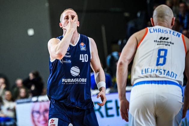 easycredit BBL Basketball Bundesliga 2025 2026 25. Spieltag 21.03.2026 Science City Jena vs SYNTAINICS MBC links Collin Welp (MBC) Jubel ünber 3er mit Hand im Gesicht Sparkassen Arena