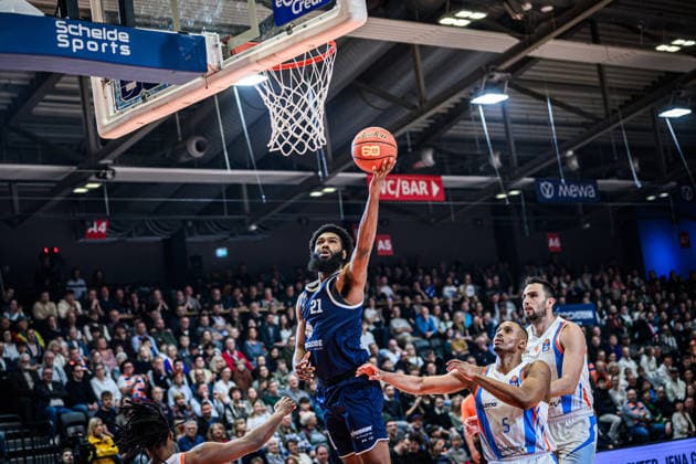 easycredit BBL Basketball Bundesliga 2025 2026 25. Spieltag 21.03.2026 Science City Jena vs SYNTAINICS MBC RJ Gunn (MBC) mit dem Korbleger, rechts Chris Carter (Jena) Sparkassen Arena