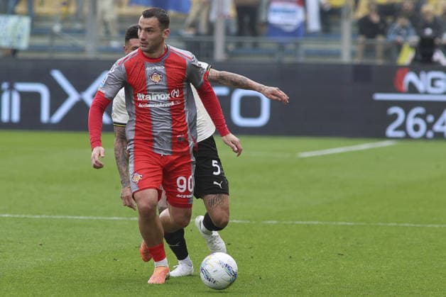 CALCIO - Serie A - Parma Calcio vs US Cremonese Federico Bonazzoli of US Cremonese competes for the ball with Lautaro Valenti of Parma AC during Parma Calcio vs US Cremonese, 30Â° Serie A Enilive 2025-26 game at Ennio Tardini stadium in Parma (PR), Italy, on March 21, 2026. Parma Italy  Copyright: xIPAxSport ABACAx