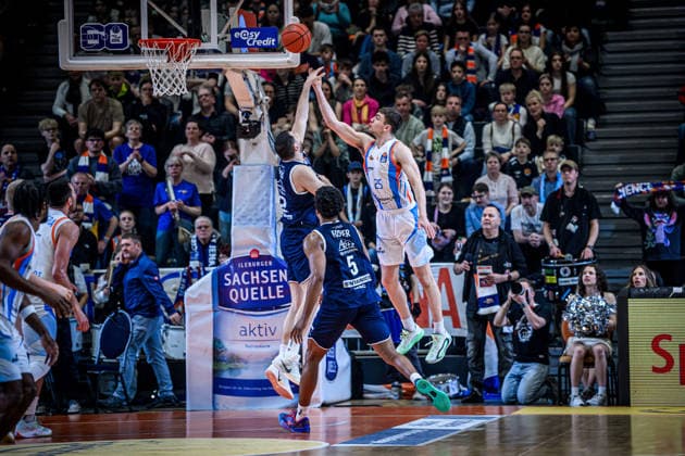 easycredit BBL Basketball Bundesliga 2025 2026 25. Spieltag 21.03.2026 Science City Jena vs SYNTAINICS MBC rechts: Lorenz Bank (Jena) mit dem Korbleger Sparkassen Arena