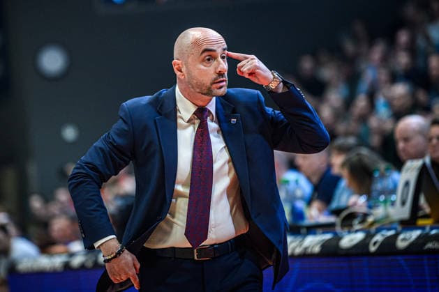 easycredit BBL Basketball Bundesliga 2025 2026 25. Spieltag 21.03.2026 Science City Jena vs SYNTAINICS MBC MBC Trainer Milenko Bogicevic, Portrait, Finger am Kopf Sparkassen Arena