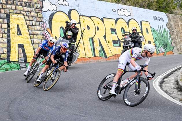 Milan Sanremo 2026 Cycling Race SANREMO, ITALY - MARCH 21 : Pogacar Tadej (SLO) of UAE Team Emirates - XRG leading the peloton in Cipressa with Van Der Poel Mathieu (NED) of Alpecin - Premier Tech and Pidcock Thomas (GBR) of Pinarello - Q36.5 Pro Cycling Team during the 117th edition of Milan Sanremo an UCI World Tour 1.UWT one day cycling road race for Men Elite of 298 km with start in Pavia and finish in Sanremo on March 21, 2026 in Sanremo, Italy, 21 03 2026 ( Motordriver Guy De Vuyst - Sanremo Italy  Copyright: xNicoxVereeckenx