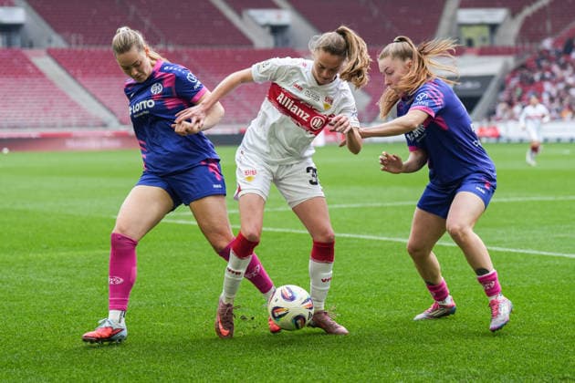 Joy Castor (VfB Stuttgart, 30) im Zweikampf mit Maja Pageler (1. FSV Mainz 05, 37) und Christine Kilian (1. FSV Mainz 05, 16), GER, VfB Stuttgart vs. 1. FSV Mainz 05, Fussball, Frauen, 2. Bundesliga, 20. Spieltag, Saison 2025 2026, 21.03.2026, GER, VfB Stuttgart vs. 1. FSV Mainz 05, Fussball, Frauen, 2. Bundesliga, 20. Spieltag, Saison 2025 2026, 21.03.2026 Stuttgart Copyright: xEibner-Pressefoto ChristianxLangx EP_CLG