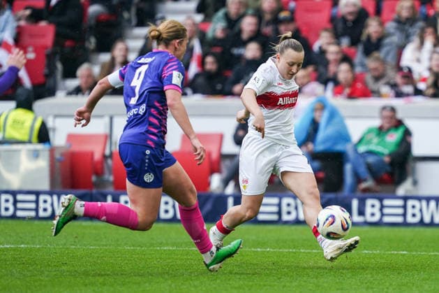 Daphina Redzepi (VfB Stuttgart, 07) am Ball vor Spielfuehrerin Johanna Maria Berg (1. FSV Mainz 05, 09), GER, VfB Stuttgart vs. 1. FSV Mainz 05, Fussball, Frauen, 2. Bundesliga, 20. Spieltag, Saison 2025 2026, 21.03.2026, GER, VfB Stuttgart vs. 1. FSV Mainz 05, Fussball, Frauen, 2. Bundesliga, 20. Spieltag, Saison 2025 2026, 21.03.2026 Stuttgart Copyright: xEibner-Pressefoto ChristianxLangx EP_CLG