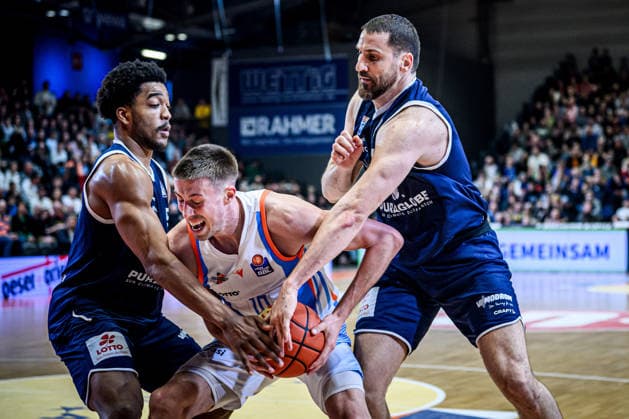 easycredit BBL Basketball Bundesliga 2025 2026 25. Spieltag 21.03.2026 Science City Jena vs SYNTAINICS MBC Mitte: Joe Wieskamp (Jena) im harten Duell gegen zwei Gegenspieler. Links Marcus Foster (MBC) Sparkassen Arena