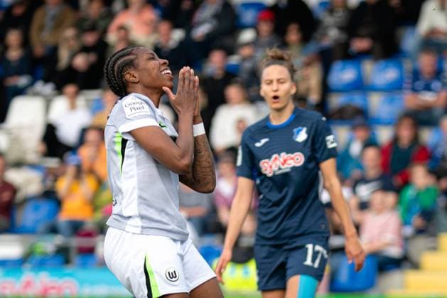 Lineth Beerensteyn (9; VFL Wolfsburg) zeigt Emotion, während Franziska Harsch (17; TSG Hoffenheim) konzentriert agiert GPFBL: TSG Hoffenheim - VfL Wolfsburg Copyright: xSpeedshotx