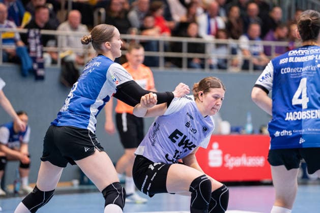 HSG Blomberg-Lippe (GER) vs. Vfl Oldenburg (GER), Handball, 1. Handball Bundesliga Frauen, 20. Spieltag, 21.3.2026, Saision 2025 2026, Blomberg Nieke Kuehne (HSG Blomberg-Lippe, 09) verteidigt gegen Marie Steffen (Vfl Oldenburg, 14) Blomberg Sporthalle an der Ulmenallee Deutschland