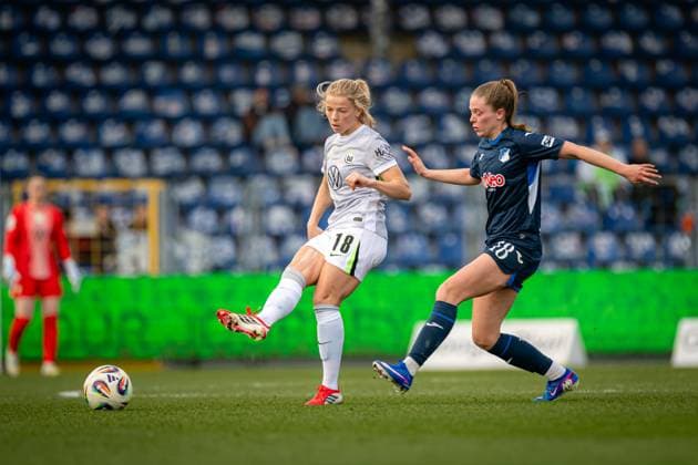 Justine Kielland (18; VFL Wolfsburg) mit Ball, während Valesca Ampoorter (18; TSG Hoffenheim) verteidigt GPFBL: TSG Hoffenheim - VfL Wolfsburg Copyright: xSpeedshotx