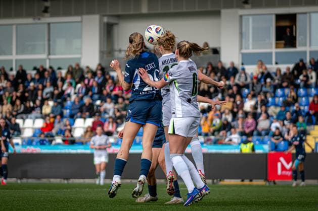 Selina Cerci (29; TSG Hoffenheim) im Kopfballduell mit Justine Kielland (18; VFL Wolfsburg) und Janina Minge (6; VFL Wolfsburg) GPFBL: TSG Hoffenheim - VfL Wolfsburg Copyright: xSpeedshotx