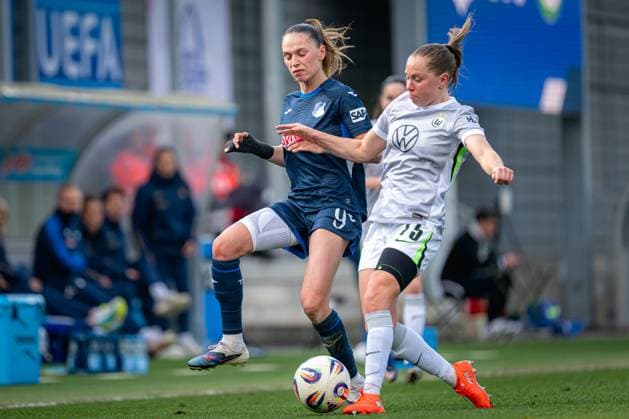 Jill Janssens (9; TSG Hoffenheim) im Zweikampf mit Janou Levels (15; VFL Wolfsburg) um den Ball GPFBL: TSG Hoffenheim - VfL Wolfsburg Copyright: xSpeedshotx