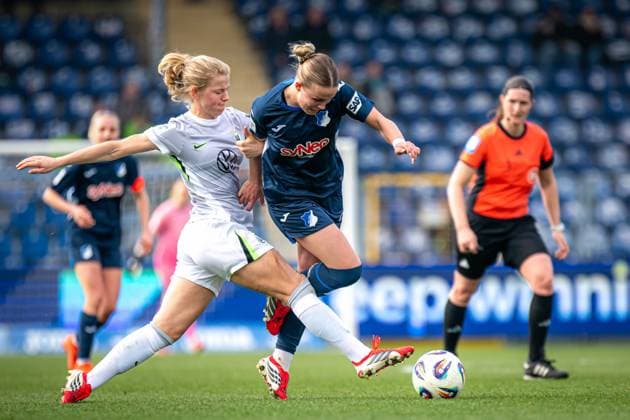 Justine Kielland (18; VFL Wolfsburg) im Zweikampf mit Valesca Ampoorter (18; TSG Hoffenheim) um den Ball GPFBL: TSG Hoffenheim - VfL Wolfsburg Copyright: xSpeedshotx