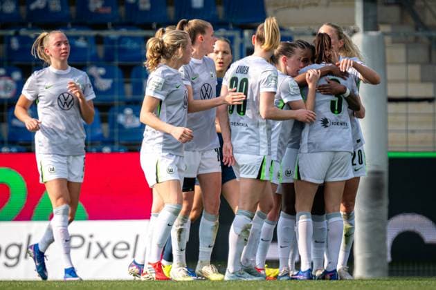 Vivien Endemann (25; VFL Wolfsburg) mit Ella Peddemors (5; VFL Wolfsburg) und Sophia Kleinherne (4; VFL Wolfsburg) feiern gemeinsam mit Teamkolleginnen GPFBL: TSG Hoffenheim - VfL Wolfsburg Copyright: xSpeedshotx