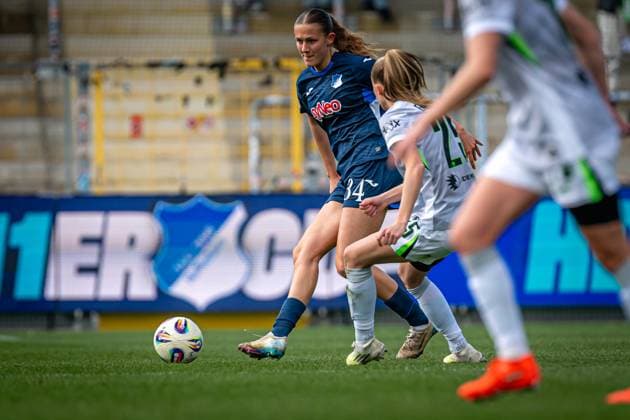 Svenja Vöhringer (34; TSG Hoffenheim) mit Ball, während Gegnerin von VFL Wolfsburg verteidigt GPFBL: TSG Hoffenheim - VfL Wolfsburg Copyright: xSpeedshotx