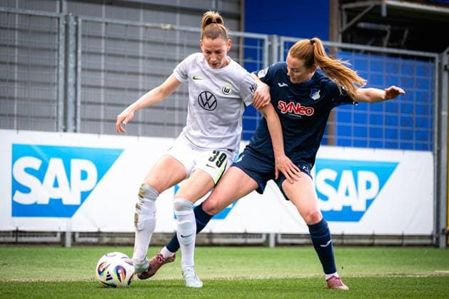 Sarai Linder (39; VFL Wolfsburg) im Zweikampf mit Nikee van Dijk (25; TSG Hoffenheim) um den Ball GPFBL: TSG Hoffenheim - VfL Wolfsburg Copyright: xSpeedshotx
