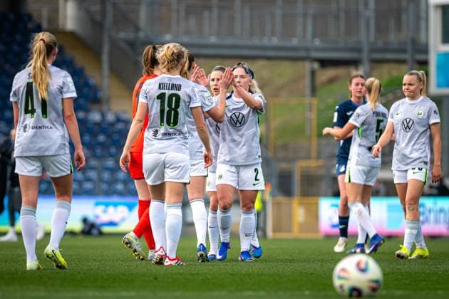 Anny Kerim-Lindland (38; VFL Wolfsburg) und Smilla Vallotto (14; VFL Wolfsburg) tauschen sich mit Svenja Huth (10; VFL Wolfsburg) und Thea Bjelde (2; VFL Wolfsburg) aus GPFBL: TSG Hoffenheim - VfL Wolfsburg Copyright: xSpeedshotx