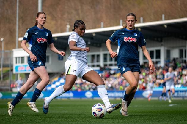 Lisa Doorn (14; TSG Hoffenheim) und Svenja Vöhringer (34; TSG Hoffenheim) verteidigen gegen Lineth Beerensteyn (9; VFL Wolfsburg) mit Ball GPFBL: TSG Hoffenheim - VfL Wolfsburg Copyright: xSpeedshotx