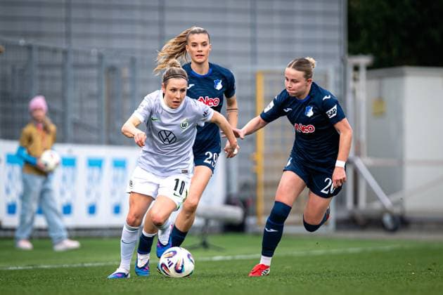 Svenja Huth (10; VFL Wolfsburg) mit Ball, während Laura Gloning (20; TSG Hoffenheim) und Selina Cerci (29; TSG Hoffenheim) verteidigen GPFBL: TSG Hoffenheim - VfL Wolfsburg Copyright: xSpeedshotx