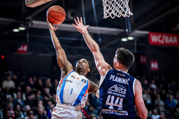 easycredit BBL Basketball Bundesliga 2025 2026 25. Spieltag 21.03.2026 Science City Jena vs SYNTAINICS MBC v.li. Uchenna Iroegbu (Jena) beim Korbleger gegen Jure Planinic (MBC) Sparkassen Arena
