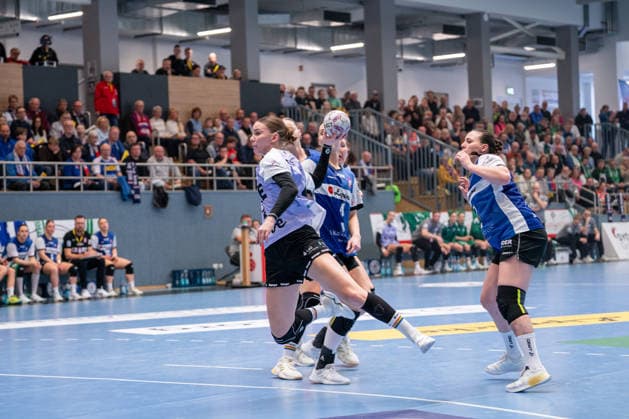 HSG Blomberg-Lippe (GER) vs. Vfl Oldenburg (GER), Handball, 1. Handball Bundesliga Frauen, 20. Spieltag, 21.3.2026, Saision 2025 2026, Blomberg Toni-Luisa Reinemann (Vfl Oldenburg, 04) im Torwurf Blomberg Sporthalle an der Ulmenallee Deutschland