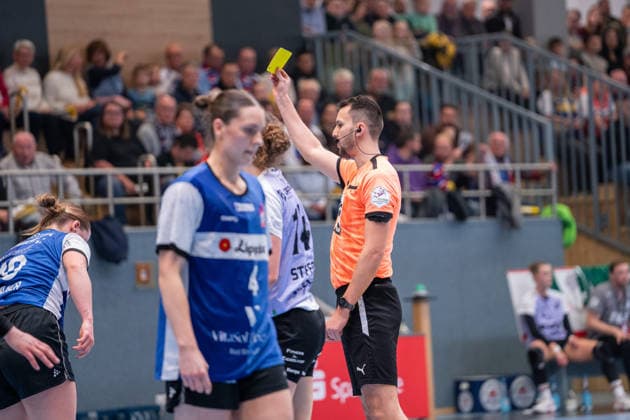 HSG Blomberg-Lippe (GER) vs. Vfl Oldenburg (GER), Handball, 1. Handball Bundesliga Frauen, 20. Spieltag, 21.3.2026, Saision 2025 2026, Blomberg Jannik Rips (Schiedsrichter) gibt eine gelbe Karte Blomberg Sporthalle an der Ulmenallee Deutschland