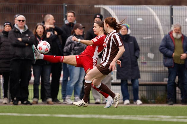 Fußball I Frauen I Saison 2025-2026 I Regionalliga Nord I 15. Spieltag I St. Pauli - SpVg Aurich I 21.03.2026 Sophie Musal (22, SpVg Aurich) nimmt den Ball an und kämpft um den Ballbesitz mit Nina Woitzik (5, FC St. Pauli) Heiligengeistfeld Feldstraße 1 Hamburg Deutschland Copyright: xLobeca CedricxSiefkerx