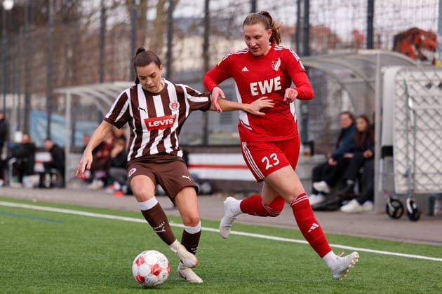Fußball I Frauen I Saison 2025-2026 I Regionalliga Nord I 15. Spieltag I St. Pauli - SpVg Aurich I 21.03.2026 Linnea Taube (20, FC St. Pauli) und Dorothea Elisabeth Greulich (23, SpVg Aurich) im Zweikampf Heiligengeistfeld Feldstraße 1 Hamburg Deutschland Copyright: xLobeca CedricxSiefkerx
