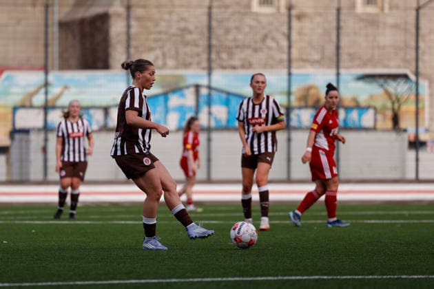 Fußball I Frauen I Saison 2025-2026 I Regionalliga Nord I 15. Spieltag I St. Pauli - SpVg Aurich I 21.03.2026 Merle Oppenheim (4, FC St. Pauli) passt den Ball zur Mitspielerin. Heiligengeistfeld Feldstraße 1 Hamburg Deutschland Copyright: xLobeca CedricxSiefkerx