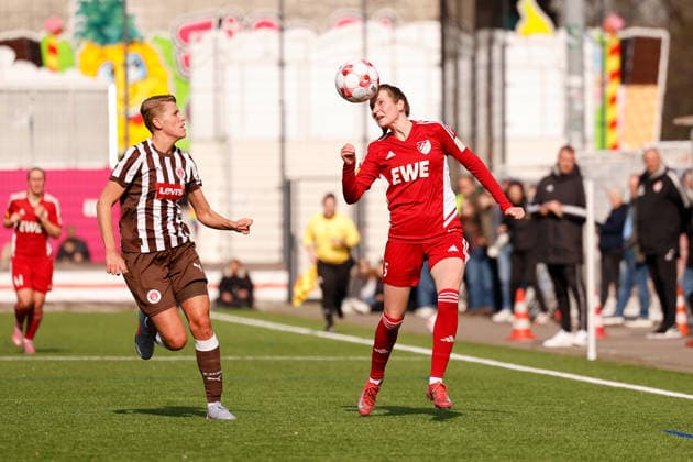 Fußball I Frauen I Saison 2025-2026 I Regionalliga Nord I 15. Spieltag I St. Pauli - SpVg Aurich I 21.03.2026 Ann-Sophie Greifenberg (11, FC St. Pauli) und Magdalena Hankl (5, SpVg Aurich) im Kampf um den Ball. Heiligengeistfeld Feldstraße 1 Hamburg Deutschland Copyright: xLobeca CedricxSiefkerx