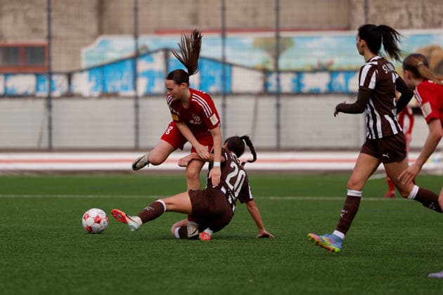 Fußball I Frauen I Saison 2025-2026 I Regionalliga Nord I 15. Spieltag I St. Pauli - SpVg Aurich I 21.03.2026 Milla Svehla (8, SpVg Aurich) und Linnea Taube (20, FC St. Pauli) in einem harten Zweikampf. Heiligengeistfeld Feldstraße 1 Hamburg Deutschland Copyright: xLobeca CedricxSiefkerx