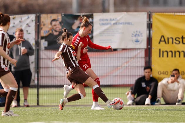 Fußball I Frauen I Saison 2025-2026 I Regionalliga Nord I 15. Spieltag I St. Pauli - SpVg Aurich I 21.03.2026 Linnea Taube (20, FC St. Pauli) Dorothea Elisabeth Greulich (23, SpVg Aurich) im Zweikampf Heiligengeistfeld Feldstraße 1 Hamburg Deutschland Copyright: xLobeca CedricxSiefkerx